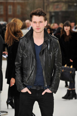 Jeremy Irvine pic #750049
