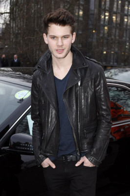 Jeremy Irvine pic #750050