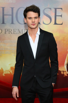Jeremy Irvine pic #742549