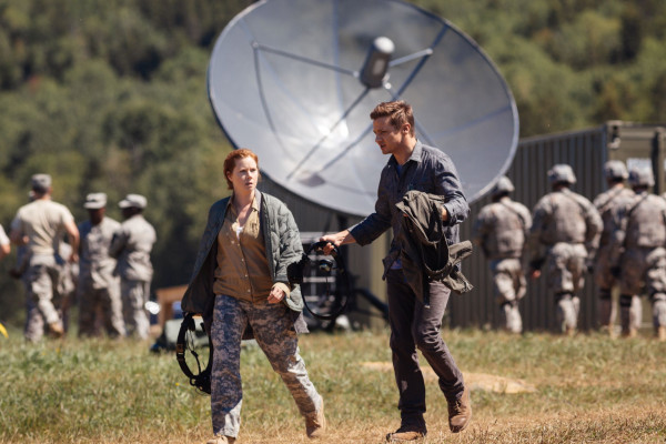 Jeremy Renner - Arrival Movie Stills