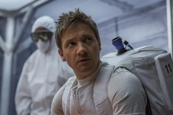 Jeremy Renner - Arrival Movie Stills