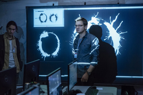 Jeremy Renner - Arrival Movie Stills