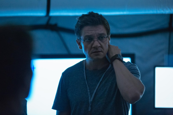 Jeremy Renner - Arrival (2016) - Movie Stills