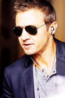 photo 25 in Jeremy Renner gallery [id556820] 2012-09-10 00:00:00