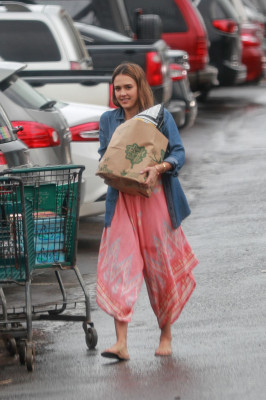Jessica Alba – Buying Fire Crackers in Hawaii