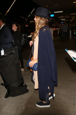 Jessica Alba in Comfy Travel Outfit – LAX Airpot in La 10/27/2017