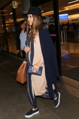 Jessica Alba in Comfy Travel Outfit – LAX Airpot in La 10/27/2017