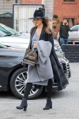 Jessica Alba Shopping at XIV Karats in Beverly Hills