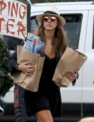 Jessica Alba – Grocery Shopping In Hawaii