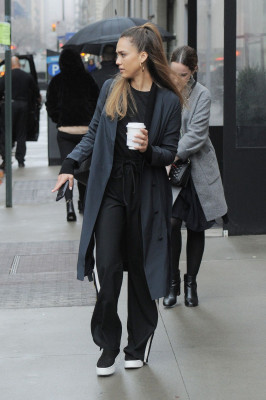 Jessica Alba Street Style – Rainy Day in New York 