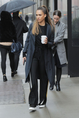 Jessica Alba Street Style – Rainy Day in New York 