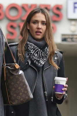 Jessica Alba – Stopped by a Coffee Shop in Los Angeles
