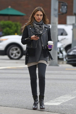 Jessica Alba – Stopped by a Coffee Shop in Los Angeles