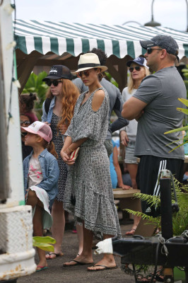 Jessica Alba with family on vacationing in Hawaii