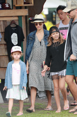 Jessica Alba with family on vacationing in Hawaii