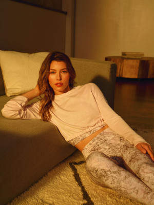 Jessica Biel – “Gaiam” Yoga Wear Collection 2017/2018 (more photos)