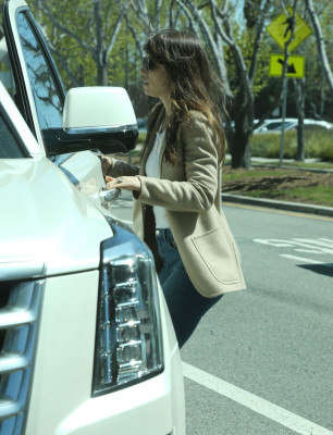Jessica Biel – Stops for a Coffee at Starbucks in Santa Monica 