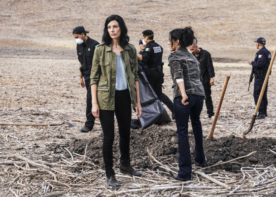 Jessica Pare - Seal Team (2018) 2x02 &#039;Never Say Die&#039;