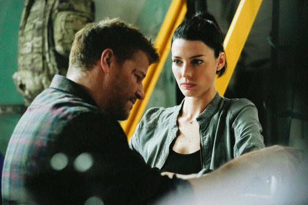 Jessica Pare - Seal Team (2018) 2x10 &#039;Prisoner&#039;s Dilemma&#039;
