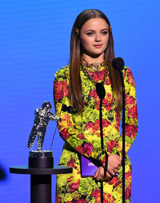 Joey King - &#039;2020 MTV Video Music Awards&#039; in New York (Show) | 30.08.2020