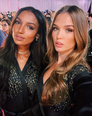 Josephine Skriver – Victoria’s Secret Fashion Show Backstage 2018 