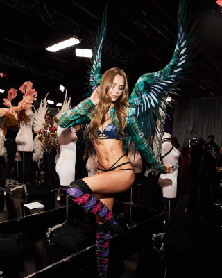 Josephine Skriver – Victoria’s Secret Fashion Show Backstage 2018 