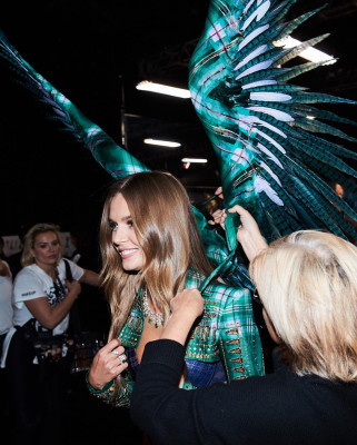 Josephine Skriver – Victoria’s Secret Fashion Show Backstage 2018 