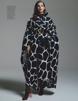 JULIA BERGSHOEFF in Harper’s Bazaar Magazine, Spain December 2019