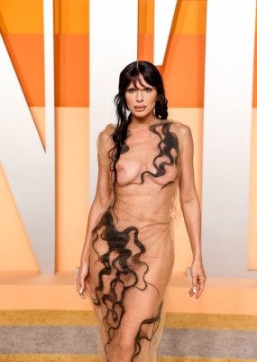Julia Fox – at Vanity Fair Oscars Party 2025