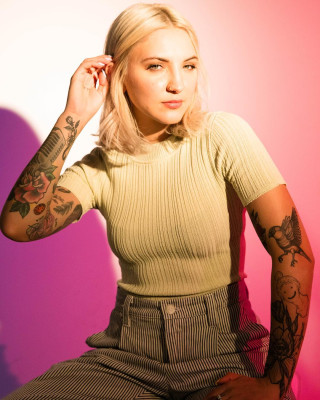Julia Michaels - Cosmopolitan (2019)
