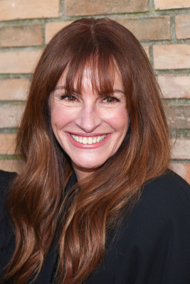Julia Roberts – Jacquemus “Les Sculptures” Fashion Show 