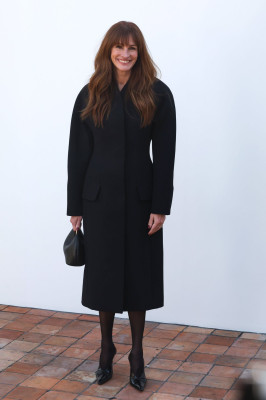 Julia Roberts – Jacquemus “Les Sculptures” Fashion Show 