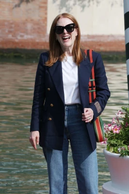 Julianne Moore - Venice 08/30/2022