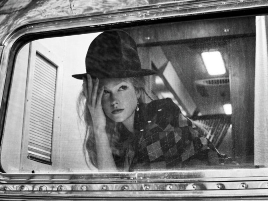 Karlie Kloss ~ CR Fashion Book Issue 22 March 2023