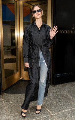 Karlie Kloss - Out and About at New York Fashion Week Spring/Summer 2023