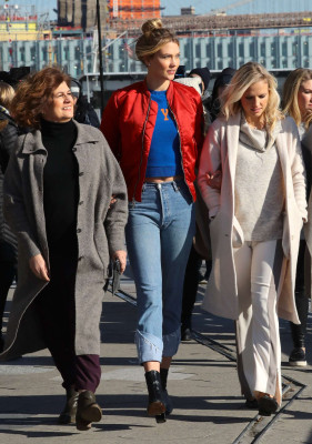 Karlie Kloss – Leaving Magnolia Bakery in New York City