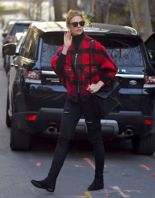 Karlie Kloss – Out in NYC