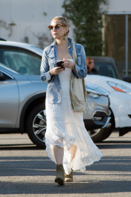 Kate Hudson – Out in Venice 12/19/2017