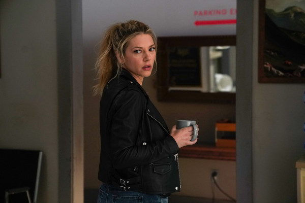 Katheryn Winnick - Big Sky (2021) 2x01 &#039;Wakey, Wakey&#039;