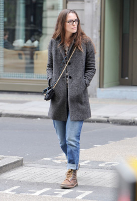 Keira Knightley – Running Errands in Central London 