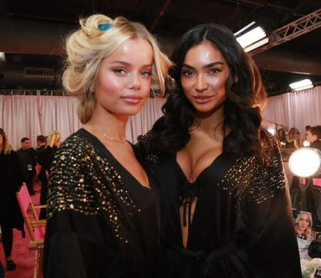 Kelly Gale – Victoria’s Secret Fashion Show Backstage 2018 