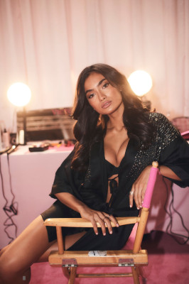 Kelly Gale – Victoria’s Secret Fashion Show Backstage 2018 