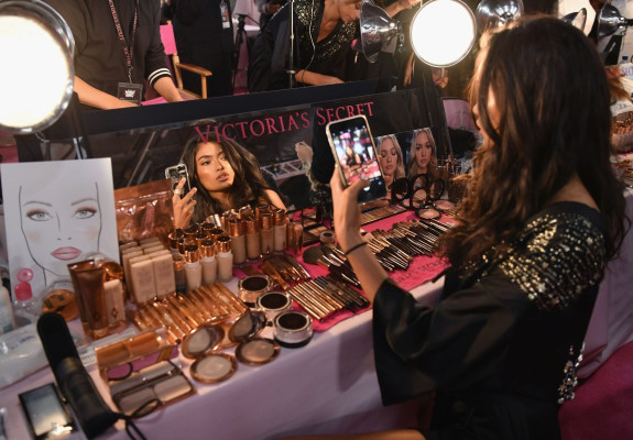 Kelly Gale – Victoria’s Secret Fashion Show Backstage 2018 