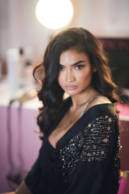 Kelly Gale – Victoria’s Secret Fashion Show Backstage 2018 