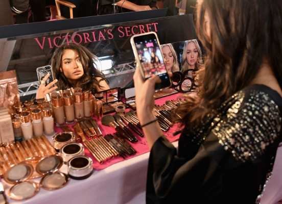 Kelly Gale – Victoria’s Secret Fashion Show Backstage 2018 