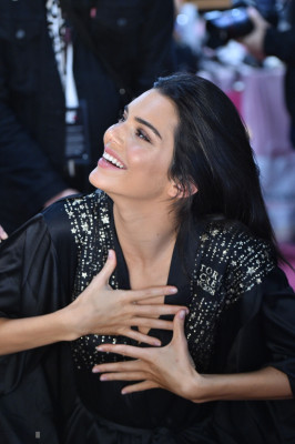 Kendall Jenner – 2018 Victoria’s Secret Fashion Show Backstage