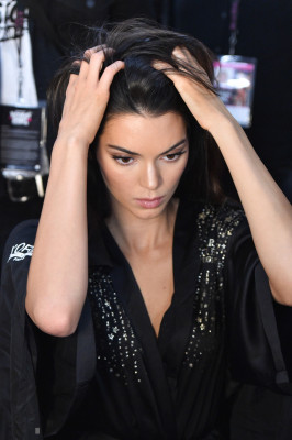 Kendall Jenner – 2018 Victoria’s Secret Fashion Show Backstage