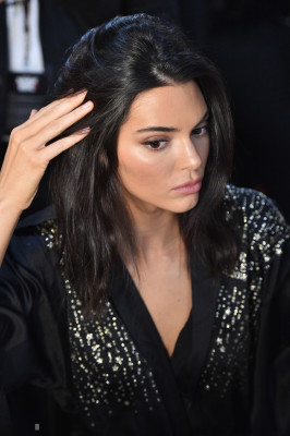 Kendall Jenner – 2018 Victoria’s Secret Fashion Show Backstage