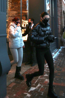 Kendall Jenner is seen shopping at the Prada store in Aspen,Colorado | 30.12.202