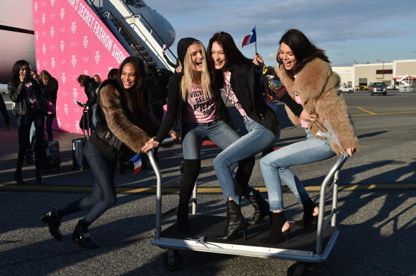 Kendall Jenner – Depart for Paris for 2016 Victoria’s Secret Fashion Show in NYC